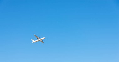 Mavi gökyüzünde uçan yolcu uçağı, seyir uçağı, ulaşım endüstrisi, havacılık