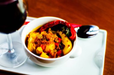 Geleneksel Macar gulaş beyaz bir kase, besleyici yemek lezzetli bir yemek sığır eti, patates, domates ve biber,