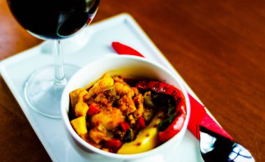 Geleneksel Macar gulaş beyaz bir kase, besleyici yemek lezzetli bir yemek sığır eti, patates, domates ve biber,