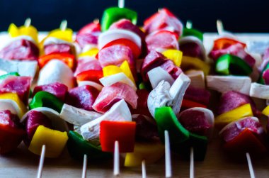 şiş ile et ve sebze ahşap bir gemide, renkli ve lezzetli bir tabak ızgara için hazırlanan