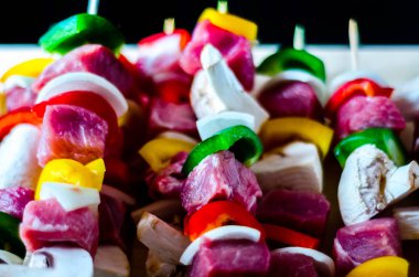 şiş ile et ve sebze ahşap bir gemide, renkli ve lezzetli bir tabak ızgara için hazırlanan