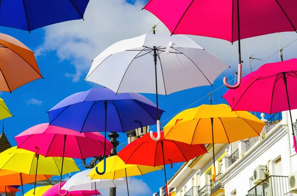 Kleurrijke Paraplu Stedelijke Straat Decoratie Kleurrijke Paraplu Opknoping Blauwe Hemel — Stockfoto