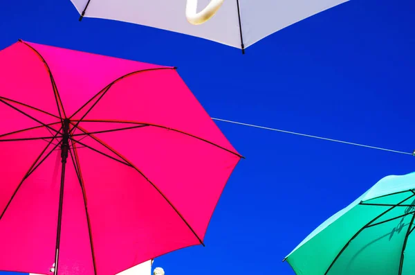 Parapluies Colorés Décoration Urbaine Rue Parapluies Colorés Suspendus Sur Ciel — Photo