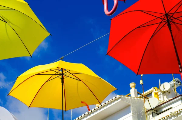 Parapluies Colorés Décoration Urbaine Rue Parapluies Colorés Suspendus Sur Ciel — Photo