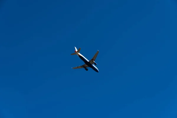 Επιβατικό Αεροπλάνο Που Πετά Στον Γαλάζιο Ουρανό Κρουαζιερόπλοιο Μεταφορική Βιομηχανία — Φωτογραφία Αρχείου