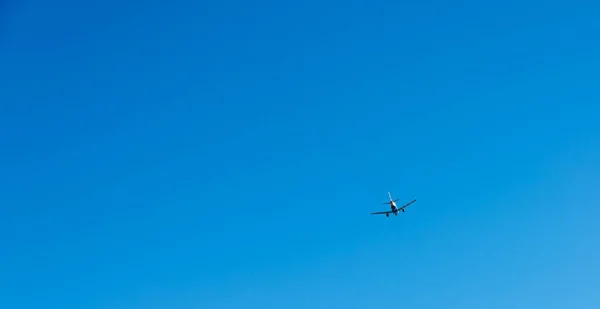 Passenger Plane Flying Blue Sky Cruise Aircraft Transport Industry Aviation — Stock Photo, Image