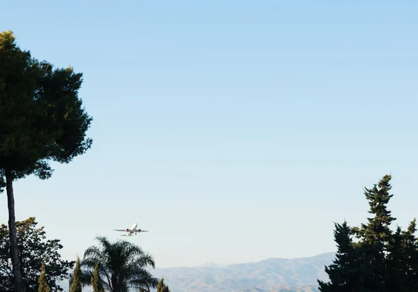 Samolot Pasażerski Lecący Niebieskim Niebie Samolot Wycieczkowy Przemysł Transportowy Lotnictwo — Zdjęcie stockowe