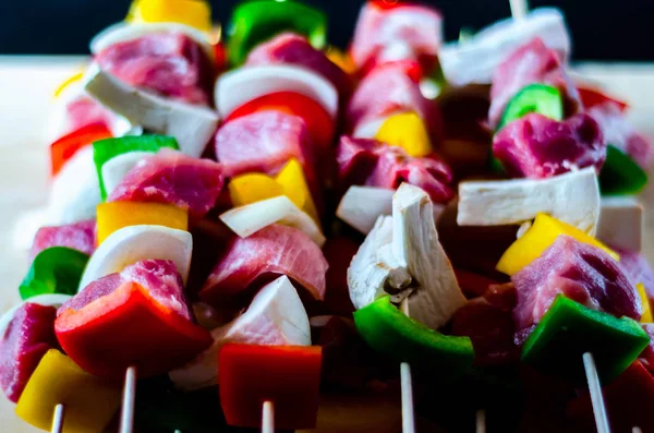 Grillspett Med Kött Och Grönsaker Tillagas För Grillning Träskiva Färgglad — Stockfoto