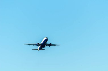 Mavi gökyüzünde uçan yolcu uçağı, seyir uçağı, ulaşım endüstrisi, havacılık