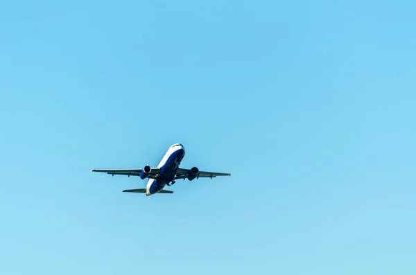 Avión Pasajeros Volando Cielo Azul Aviones Crucero Industria Del Transporte — Foto de Stock