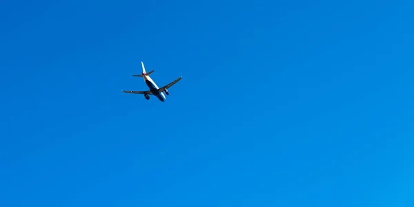 Avião Passageiros Voando Céu Azul Aeronaves Cruzeiro Indústria Transporte Aviação — Fotografia de Stock