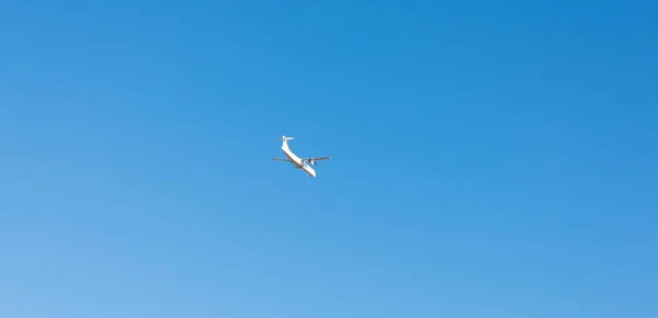 青い空 クルーズ航空機 輸送業界 航空機で飛ぶ旅客機 — ストック写真