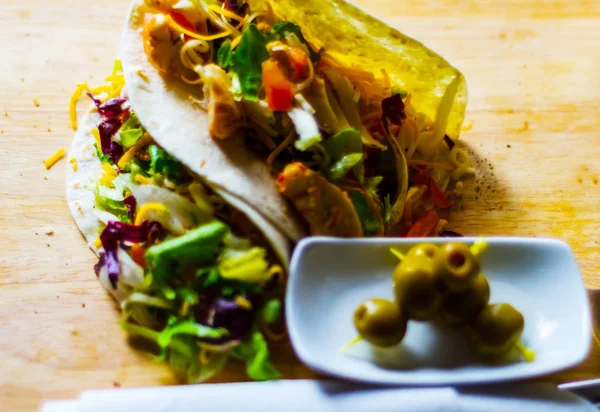 Sabroso Sándwich Envoltura Fresca Con Carne Verduras Queso Deliciosa Merienda — Foto de Stock