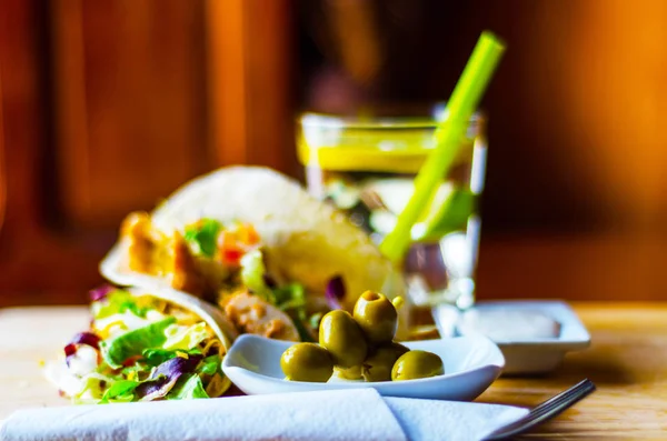 Sabroso Sándwich Envoltura Fresca Con Carne Verduras Queso Deliciosa Merienda — Foto de Stock