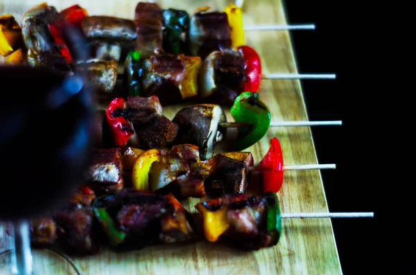 Espetos Grelhados Carne Legumes Uma Tábua Madeira Prato Colorido Saboroso — Fotografia de Stock