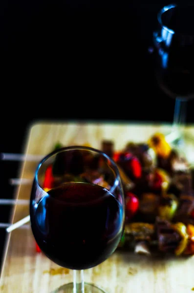 Vin Rouge Brochettes Grillées Viande Légumes Sur Une Planche Bois — Photo