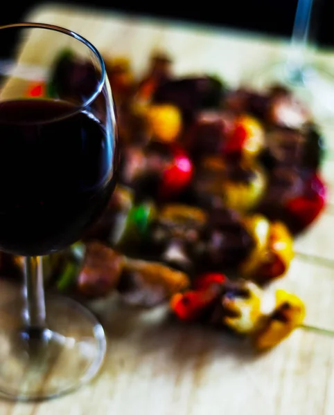 Красное Вино Гриль Шампуры Мяса Овощей Деревянной Доске Красочное Вкусное — стоковое фото