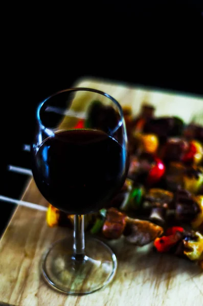 Красное Вино Гриль Шампуры Мяса Овощей Деревянной Доске Красочное Вкусное — стоковое фото