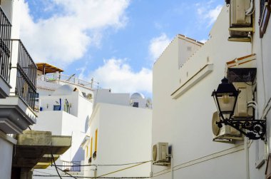 Metal korkuluk, sağlam mimari öğesi, dinlenme ve rahatlama, vintage dekor, balkon bir mekan olan şık balkon