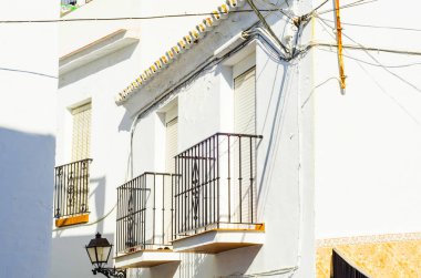 Metal korkuluk, sağlam mimari öğesi, dinlenme ve rahatlama, vintage dekor, balkon bir mekan olan şık balkon