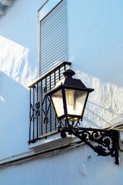 Metal korkuluk, sağlam mimari öğesi, dinlenme ve rahatlama, vintage dekor, balkon bir mekan olan şık balkon