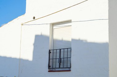 Metal korkuluk, sağlam mimari öğesi, dinlenme ve rahatlama, vintage dekor, balkon bir mekan olan şık balkon