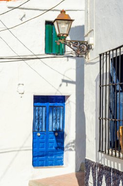 güzel, güzel sokak, dar yol, beyaz duvarları binalar, İspanyol mimarisi, güneşli bir gün