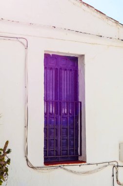 Metal korkuluk, sağlam mimari öğesi, dinlenme ve rahatlama, vintage dekor, balkon bir mekan olan şık balkon