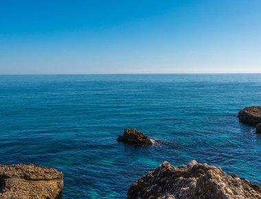 Mavi yaz dalgası ve kayaları ile şaşırtıcı deniz, rahatlatıcı kaya ve su manzarası, doğa