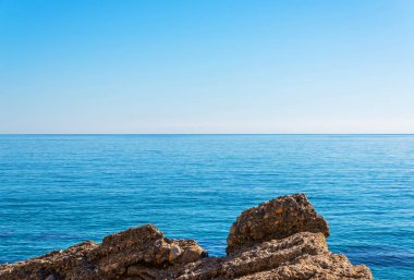Mavi yaz dalgası ve kayaları ile şaşırtıcı deniz, rahatlatıcı kaya ve su manzarası, doğa