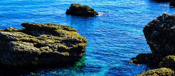 迷人的大海 蓝色的夏波和岩石 悠闲的岩石和水的景色 大自然 — 图库照片