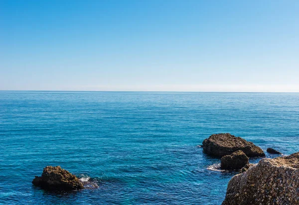 Mavi yaz dalgası ve kayaları ile şaşırtıcı deniz, rahatlatıcı kaya ve su manzarası, doğa