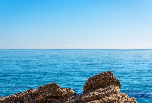Mavi Yaz Dalgası Kayaları Ile Şaşırtıcı Deniz Rahatlatıcı Kaya Manzarası — Stok fotoğraf