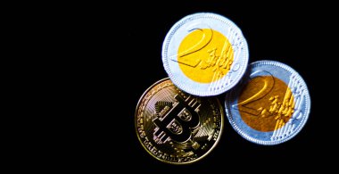 Kripto Döviz Alım Bitcoin çikolata euro, Btc, makro çekim ile altın Bitcoin siyah arka plan üzerine, bitcoin incelemesi kavramı paralar.