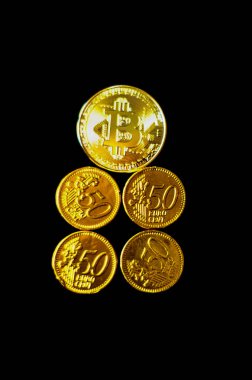 Kripto Döviz Alım Bitcoin çikolata euro, Btc, makro çekim ile altın Bitcoin siyah arka plan üzerine, bitcoin incelemesi kavramı paralar.