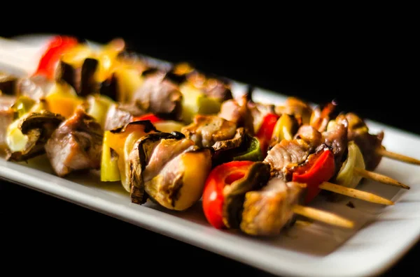 Espetos Grelhados Carne Legumes Uma Tábua Madeira Prato Colorido Saboroso — Fotografia de Stock