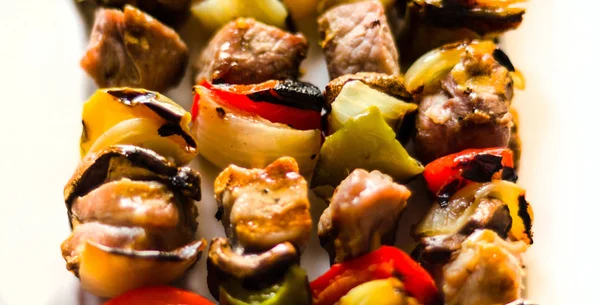 Grillezett Nyársonsült Húst Zöldséget Egy Fából Készült Hajón Színes Ízletes — Stock Fotó