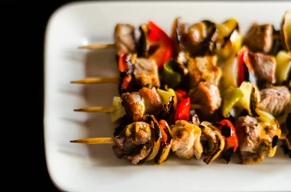 Espetos Grelhados Carne Legumes Uma Tábua Madeira Prato Colorido Saboroso — Fotografia de Stock