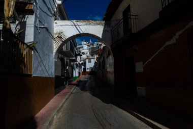 güzel, güzel sokak, dar yol, beyaz duvarları binalar, İspanyol mimarisi, güneşli bir gün