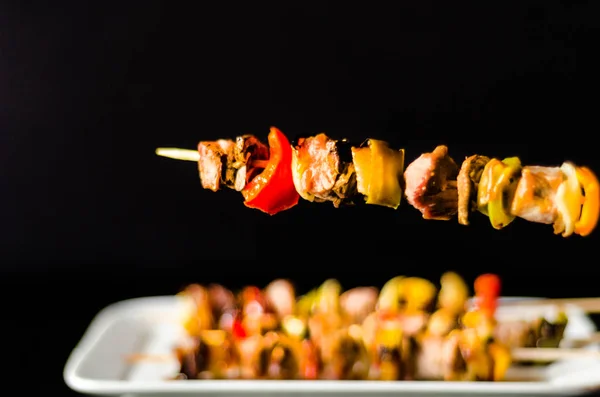 Pinchos Parrilla Carne Verduras Una Tabla Madera Plato Colorido Sabroso —  Fotos de Stock