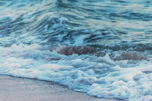 ビーチ 海の波砂を冷静に流れるような癒される風景 夏の時間で砂に影響を与える水のクローズ アップ — ストック写真