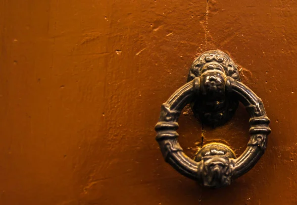 ドア内装 ハウス ヴィンテージの装飾に美しい入口の形をした真鍮ドアノッカー — ストック写真