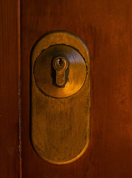 旧门锁 老金属门 家庭安全 — 图库照片