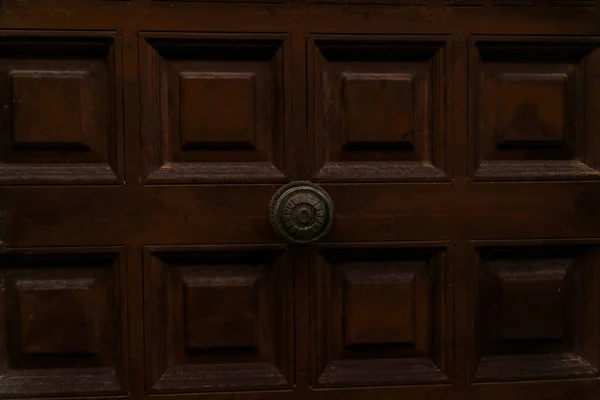 Κλείστε Επάνω Μια Λαβή Στρογγυλή Πόρτα Διακοσμητικά Στοιχεία Διακόσμηση Πόρτας — Φωτογραφία Αρχείου