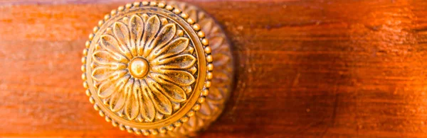 Κλείστε Επάνω Μια Λαβή Στρογγυλή Πόρτα Διακοσμητικά Στοιχεία Διακόσμηση Πόρτας — Φωτογραφία Αρχείου