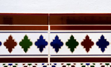 Geleneksel İspanyol dekoratif fayansları, binaların duvarlarında orijinal seramik fayanslar, dekorasyon.