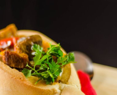 Gulaş ile büyük parça et ve sebze, tüm ekmek, çekici ve satiating yemek görev yaptı