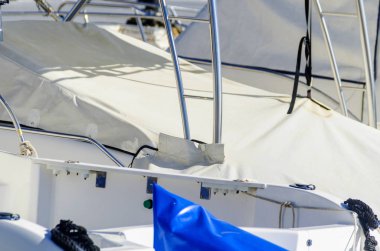 bir liman, sıcak bir günde ve bir marina, mavi gökyüzü, rekreasyon mavi su closeup bir yat, yat ve motorlu tekneler demirli