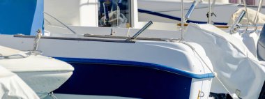 bir liman, sıcak bir günde ve bir marina, mavi gökyüzü, rekreasyon mavi su closeup bir yat, yat ve motorlu tekneler demirli