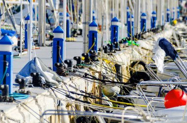 bir liman, sıcak bir günde ve bir marina, mavi gökyüzü, rekreasyon mavi su closeup bir yat, yat ve motorlu tekneler demirli